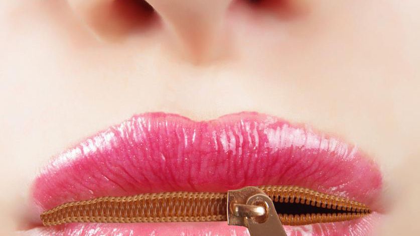 Metaliczne posmak w ustach ma różne powody. Należą do nich: zła higiena ustna, przyjmowanie niektórych leków czy ciąża