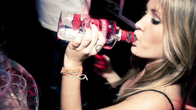 Wódka nośnikiem informacji! Kod binarny przesłany w chmurze alkoholu 1