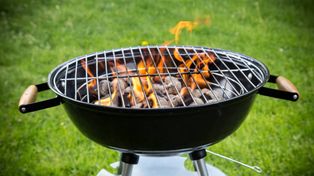 Kary za grillowanie. Tych miejsc ZDECYDOWANIE unikaj: Balkony, ogrody, plaża, ogródki działkowe. Sprawdzamy, gdzie nie rozpalisz grilla