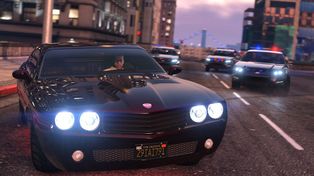 Uciekała przed policją w GTA 5 gdy realny przestępca wjechał jej w dom