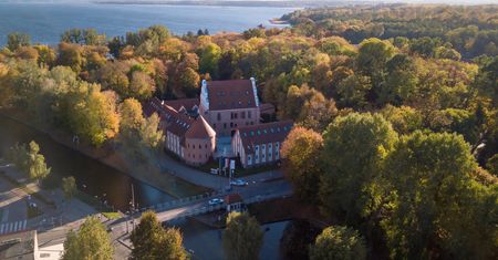 Ten hotel zna każdy na Mazurach. Znajduje się w prawdziwym zamku, przyciąga tłumy