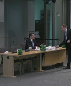 Wręczył "książkę" Morawieckiemu. "Nie może pan wrócić z niczym" [RELACJA NA ŻYWO]