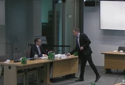Wręczył "książkę" Morawieckiemu. "Nie może pan wrócić z niczym" [RELACJA NA ŻYWO]