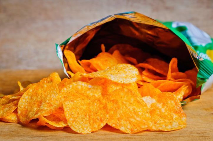 Chipsy – rodzaje, wartości odżywcze, zdrowe zamienniki. Jak zrobić chipsy w domu?