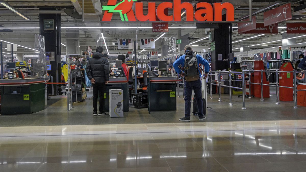 Supermarché "Auchan"
Supermarché "Auchan" dans le centre commercial "Les Quatre temps" ouvert pendant le confinement le 13 janvier 2021, quartier de la Défense. (Photo by Eric BERACASSAT/Gamma-Rapho via Getty Images)
Eric BERACASSAT