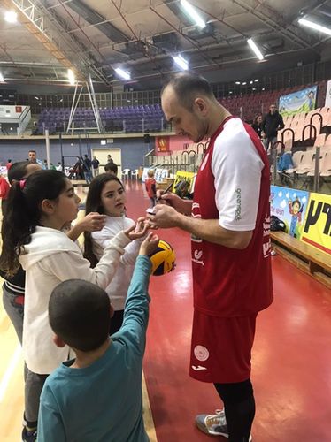 Sebastian Pęcherz rozdaje autografy po jednym ze spotkań izraelskiej ligi siatkówki (fot. archiwum prywatne)