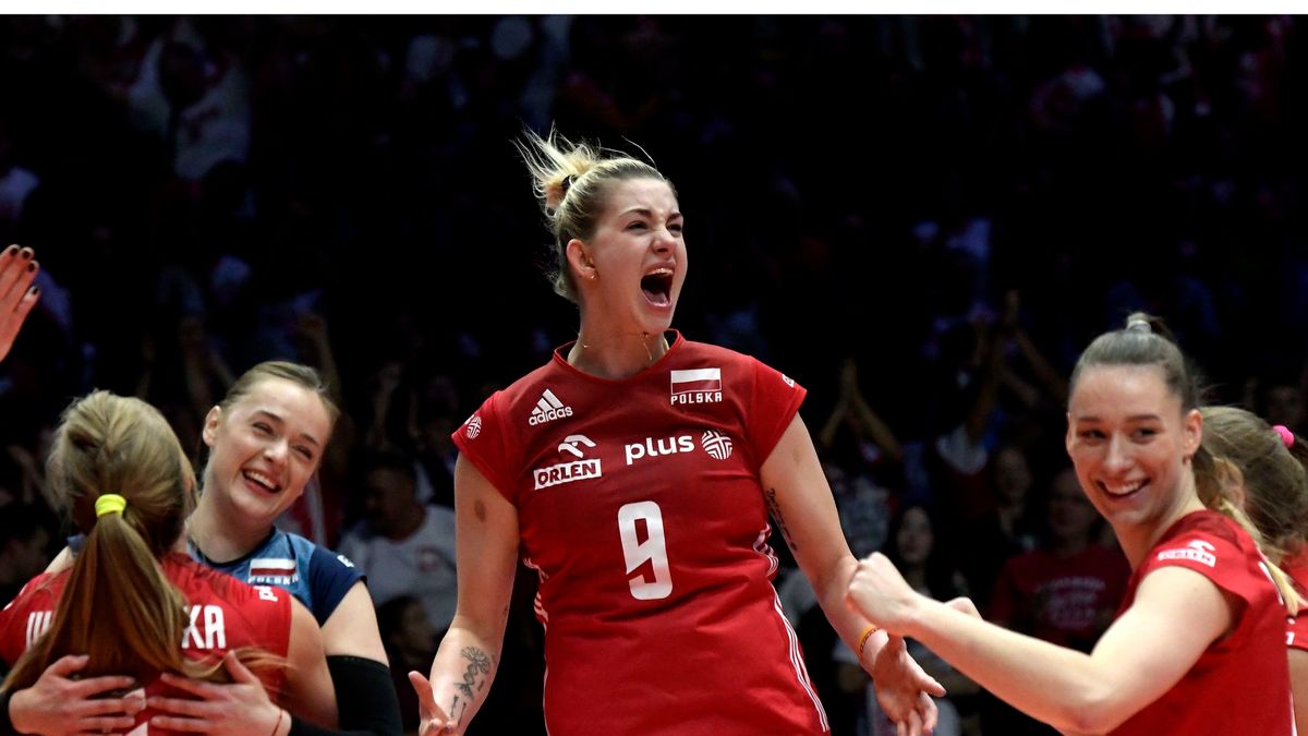 Materiały prasowe / FIVB / Na zdjęciu: Magdalena Stysiak (w środku)