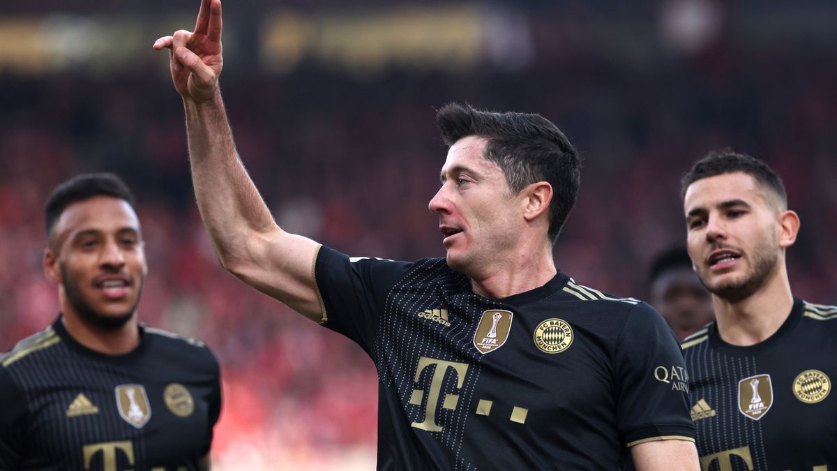 Robert Lewandowski cieszący się z 2 bramki w meczu z Union Berlin