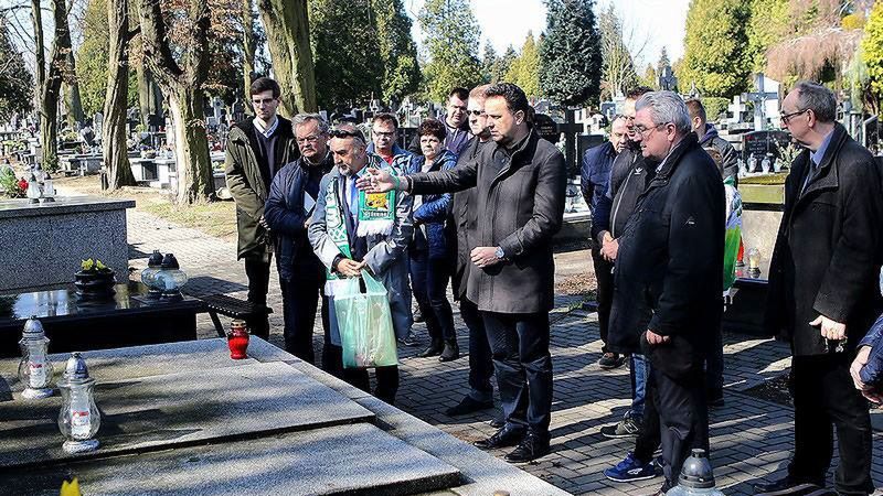 Włókniarz Częstochowa na grobach byłych zawodników i działaczy