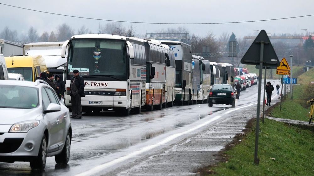 Kolejka przed przejściem granicznym w Medyce.