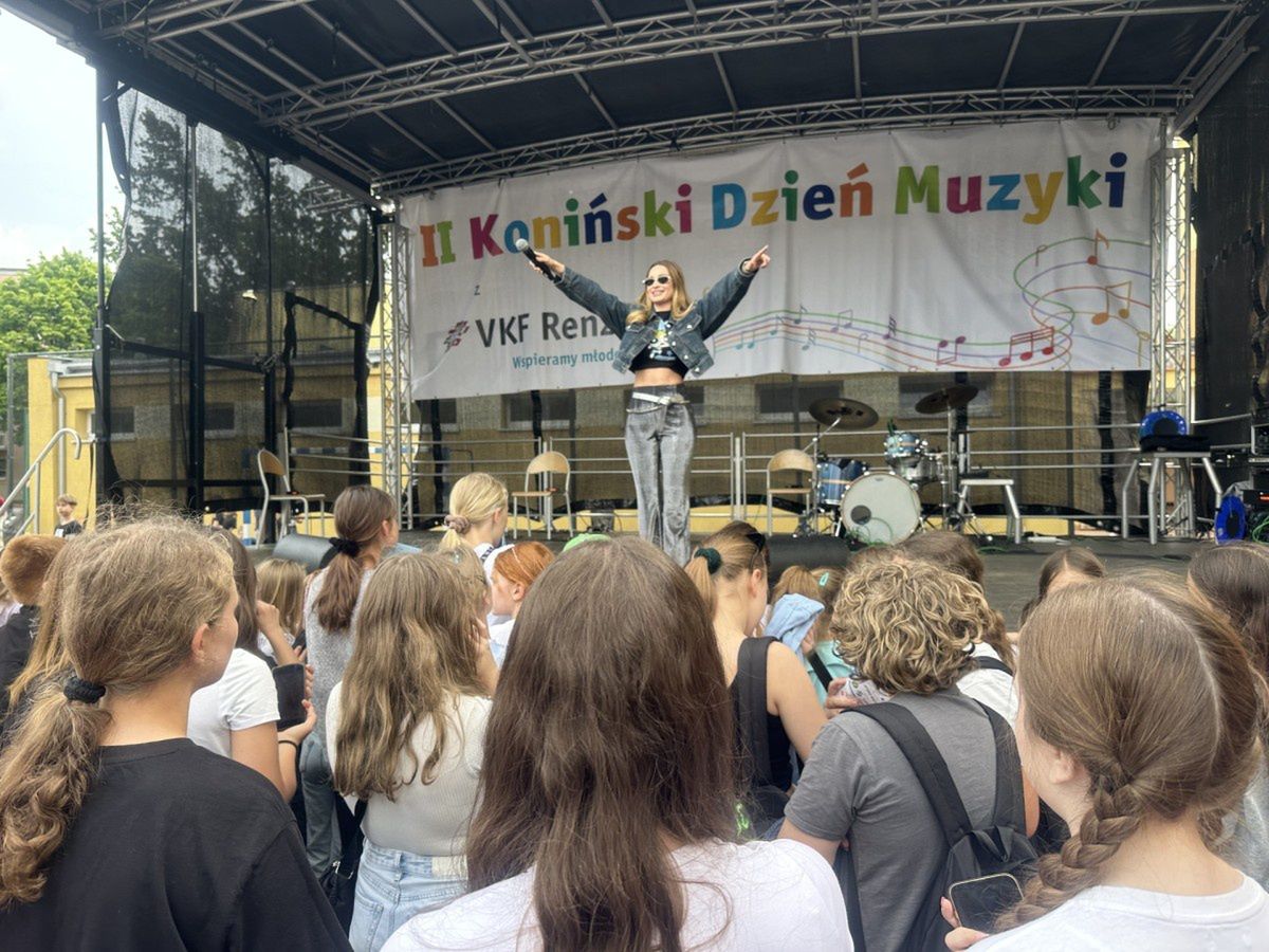 Setki głosów, jedna pasja. Uczniowie śpiewali z Eweliną Lisowską