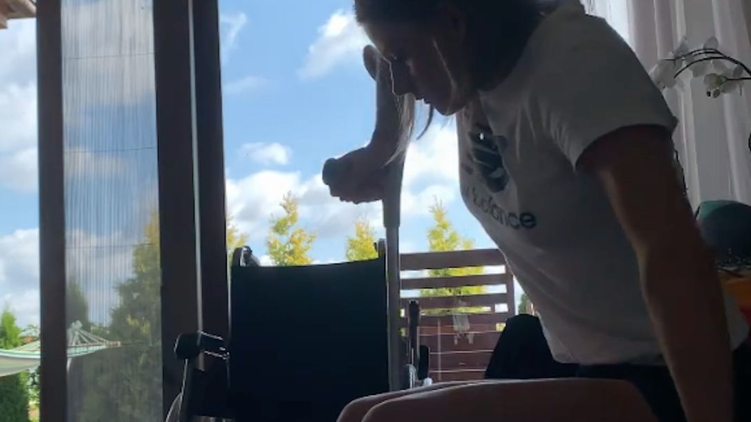 Zdjęcie okładkowe artykułu: Instagram / Instagram / Patrycja Wyciszkiewicz zamieściła film, na którym widać, jak próbuje chodzić po operacji Achillesa.