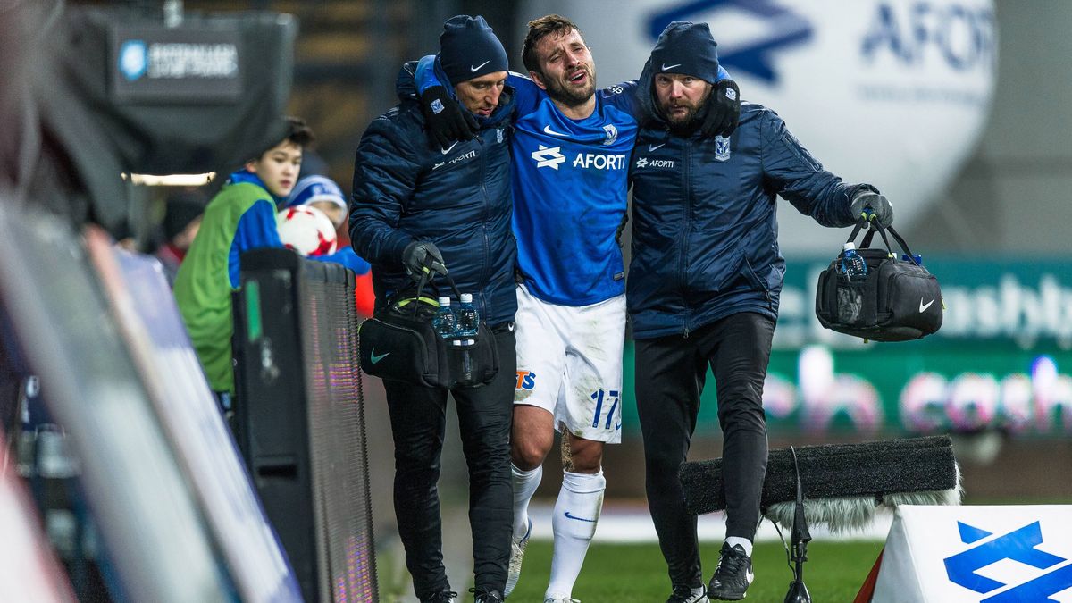 Newspix / DAMIAN KOSCIESZA / Na zdjęciu: kontuzjowany Maciej Makuszewski