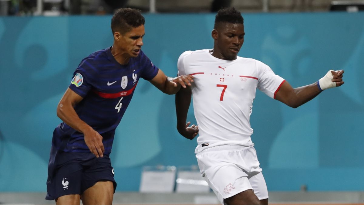 Raphael Varane (z lewej) i Breel Embolo