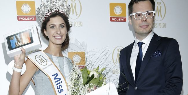 Prezes Jacek Świderski wręcza nagrodę Miss Polski WP 2014