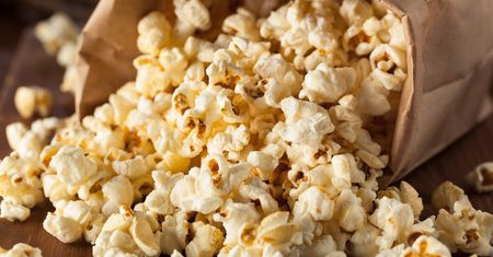 Popcorn – kupować czy zrobić w domu?