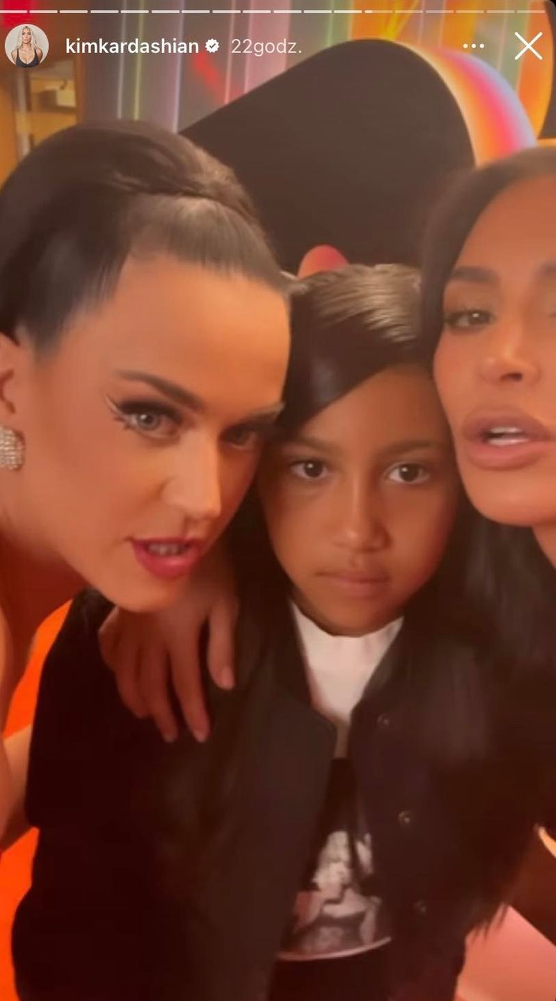 Córka Kim Kardashian pojawiła się na scenie z Katy Perry
