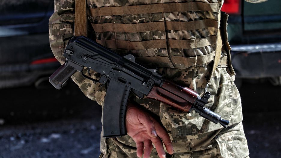 Wojna w Ukrainie - Odessa po ataku rakietowymODESA, UKRAINE - APRIL 24, 2022 - An armed serviceman is on duty during a response effort at an apartment block damaged by a Russian missile strike in Odesa, southern Ukraine. The Russian military launched cruise missiles from the Caspian Sea on the city of Odesa on April 23, 2022. At least eight people, including a three-month-old baby, were killed in the attack., Credit:Nina Liashonok / AvalonNina Liashonok / Avalon