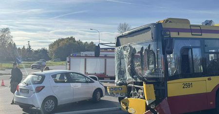 Wypadek w Łodzi. Najpierw kierowca autobusu stracił przytomność