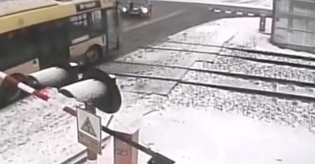 Autobus utknął na przejeździe. Pasażerowie uciekali w popłochu