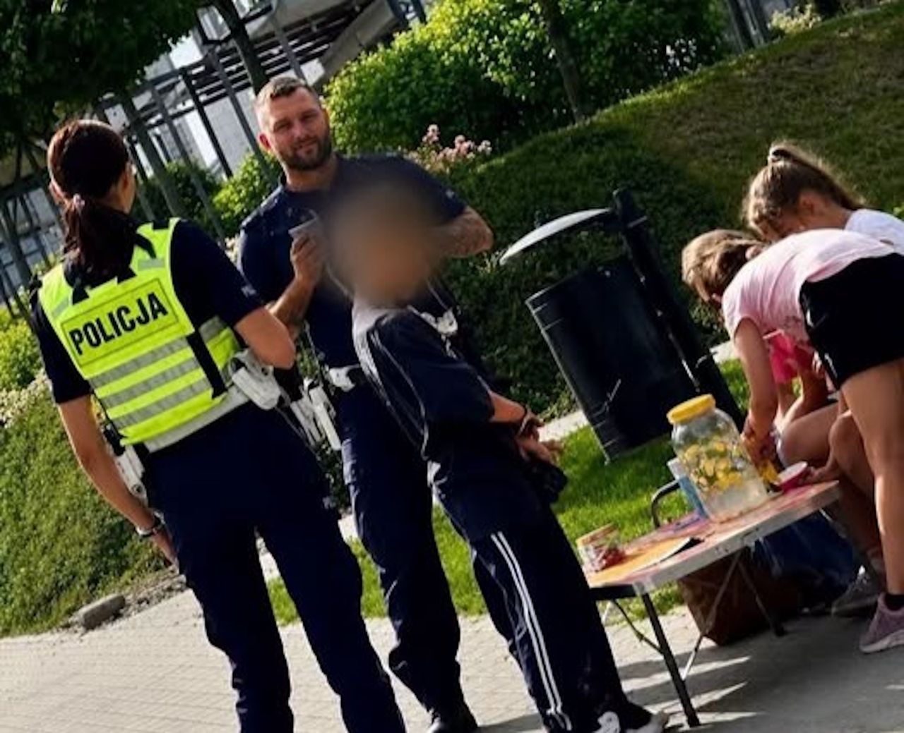 Dzieci sprzedają lemoniadę przy drodze. Sanepid wydał decyzję