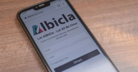 Albicla: Informatycy pracowali za darmo, a regulamin skopiowano z Facebooka