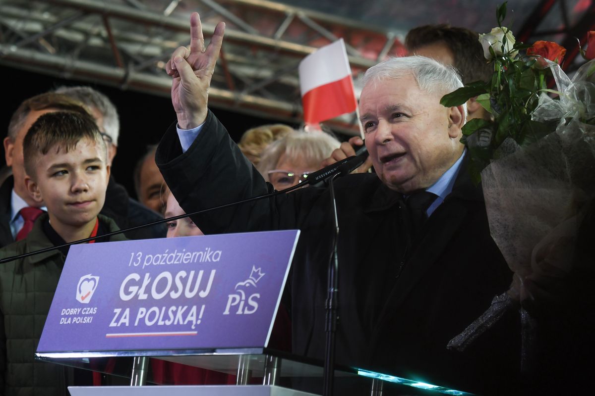 Jarosław Kaczyński może być zadowolony po publikacji nowego sondażu dla WP (Photo by Artur Widak/NurPhoto via Getty Images)