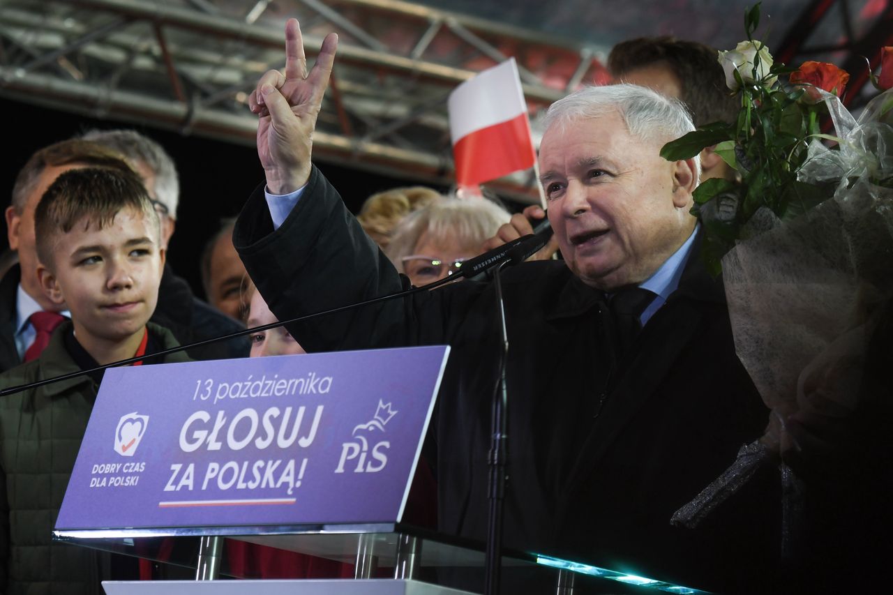 Jarosław Kaczyński może być zadowolony po publikacji nowego sondażu dla WP (Photo by Artur Widak/NurPhoto via Getty Images)