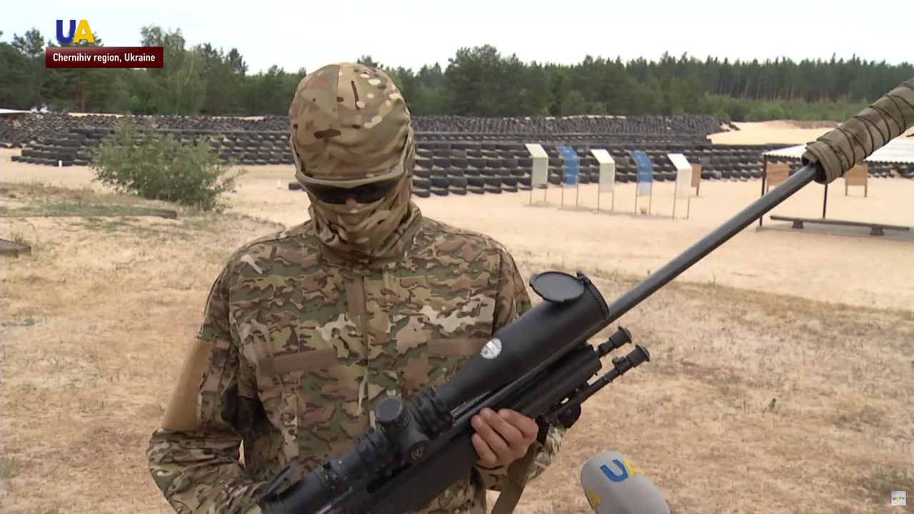 Ukraiński snajper z karabinem SAKO TRG 22 z celownikiem optycznym od Nightforce.