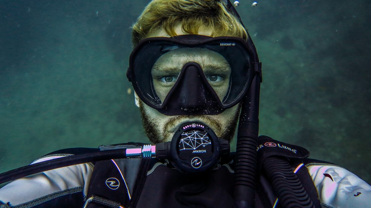 Nurkowie wyłowili iPhone'a. Roczna kąpiel mu nie zaszkodziła