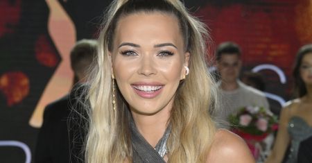 Sandra Kubicka w bikini. Uwagę zwraca to, co ma w dłoniach