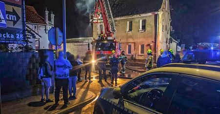 Policjanci nie czekali na strażaków. Weszli do płonącego budynku