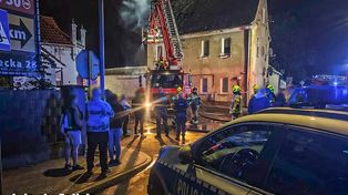 Policjanci nie czekali na strażaków. Weszli do płonącego budynku