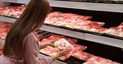 Zauważyłeś, że opakowanie spuchło? Ekspert wyjaśnia, czy takie mięso nadaje się do jedzenia