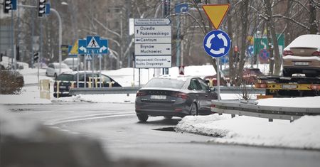 Jak używać kierunkowskazów na rondzie? Kierowcy tego nie rozumieją