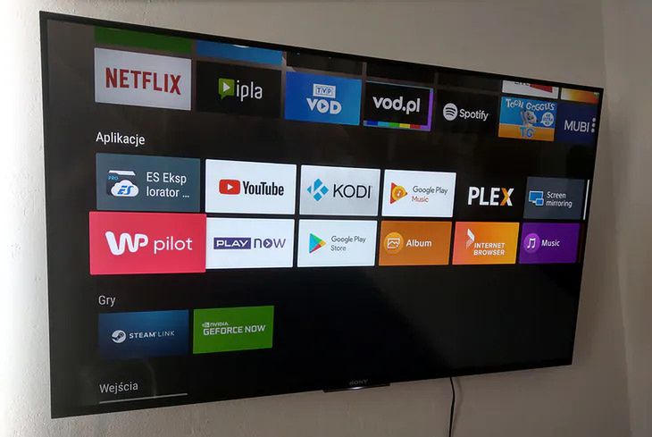 Większość Polaków niezadowolona z za małych telewizorów. Jak wybrać przekątną TV, aby nie żałować? 4