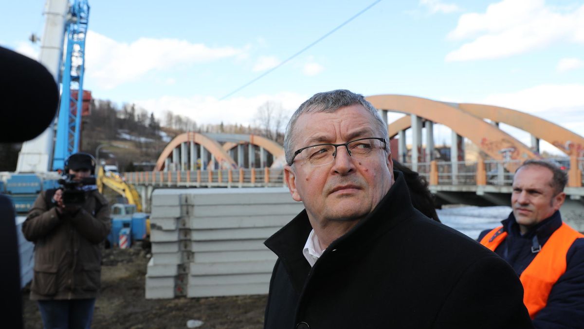 Minister infrastruktury Andrzej Adamczyk odwiedził plac budowy nowego mostu na Zakopiance