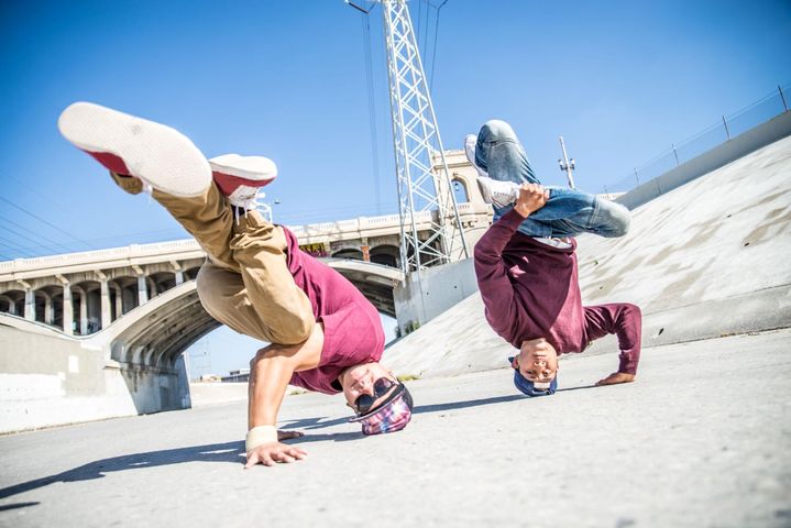 Breakdance wymaga od tancerza świetnych predyspozycji fizycznych, dobrej kondycji, a także wysokiego poczucia rytmu.