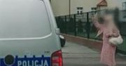 Sceny przed komisariatem. Zaczepiła policjantów. I nagle trzy słowa
