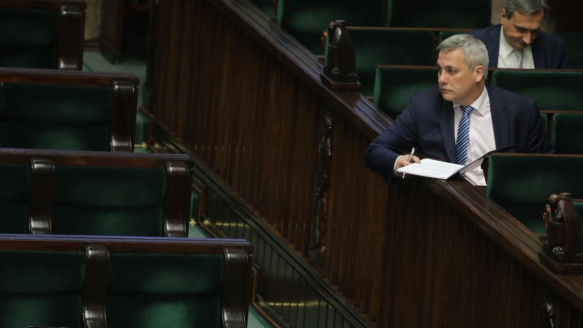 Minister Adamczyk potwierdził, że jego najbliższy pracownik odszedł z własnej woli