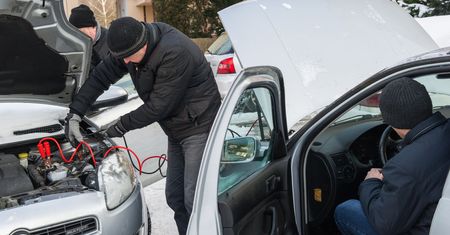 Zima to test dla akumulatora i kierowcy. Co robić, żeby go nie oblać?