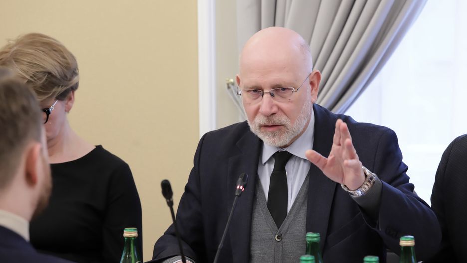Warszawa, 28.12.2023. Szef KRRiT Maciej Świrski podczas posiedzenia sejmowej Komisji Kultury i Środków Przekazu w Sejmie w Warszawie, 28 bm. Komisja zajmuje się zaopiniowaniem dla Komisji Finansów Publicznych rządowego projektu ustawy budżetowej na rok 2024. (sko) PAP/Tomasz Gzell