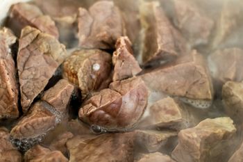 W PRL-u nikt się nie brzydził. Dziś prawie każdy się wzdryga, a ja robię z nich pyszny gulasz