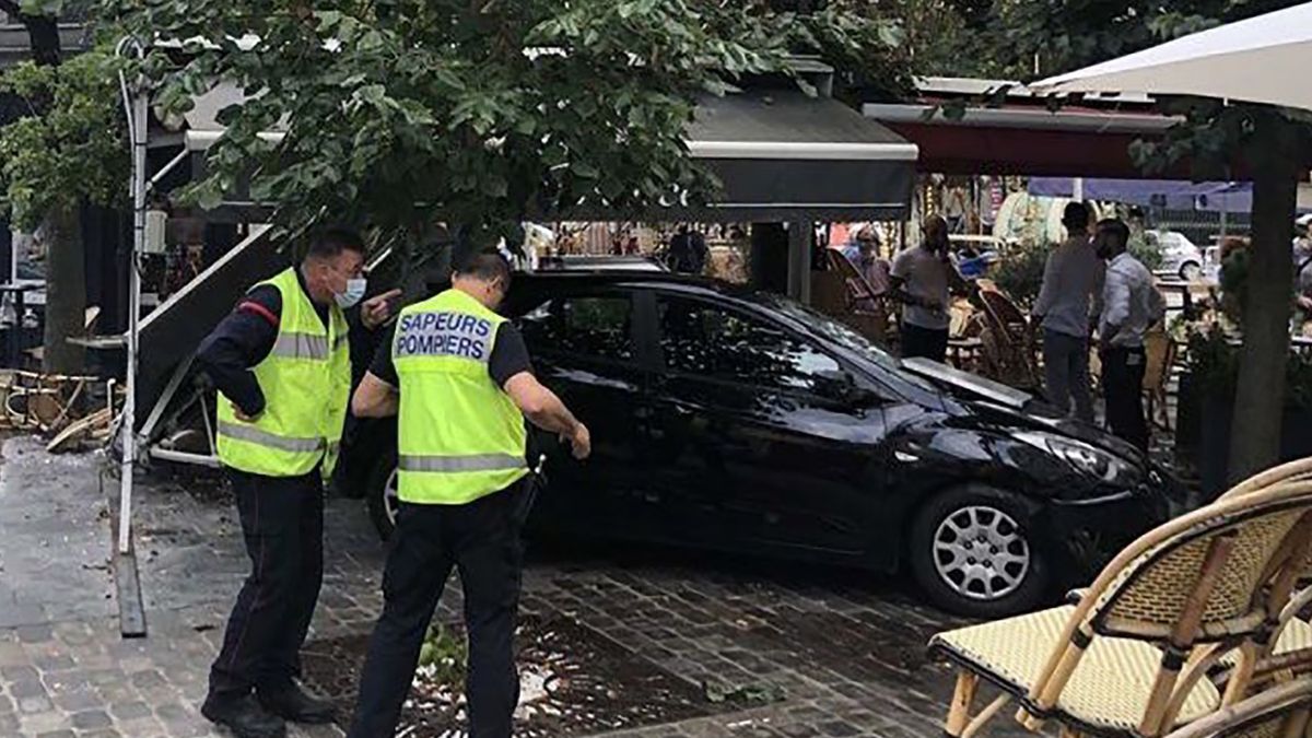 Samochód wjechał w ogródek restauracyjny pod Paryżem