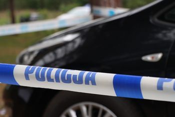Nietrzeźwy kierowca z zakazem prowadzenia zatrzymany przez policję. Pasażer był poszukiwany i miał narkotyki!
