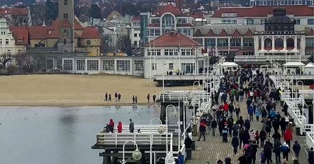 Ferie w cieniu koronawirusa. Tłumy w Zakopanem i na molo w Sopocie