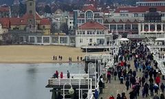 Ferie w cieniu koronawirusa. Tłumy w Zakopanem i na molo w Sopocie