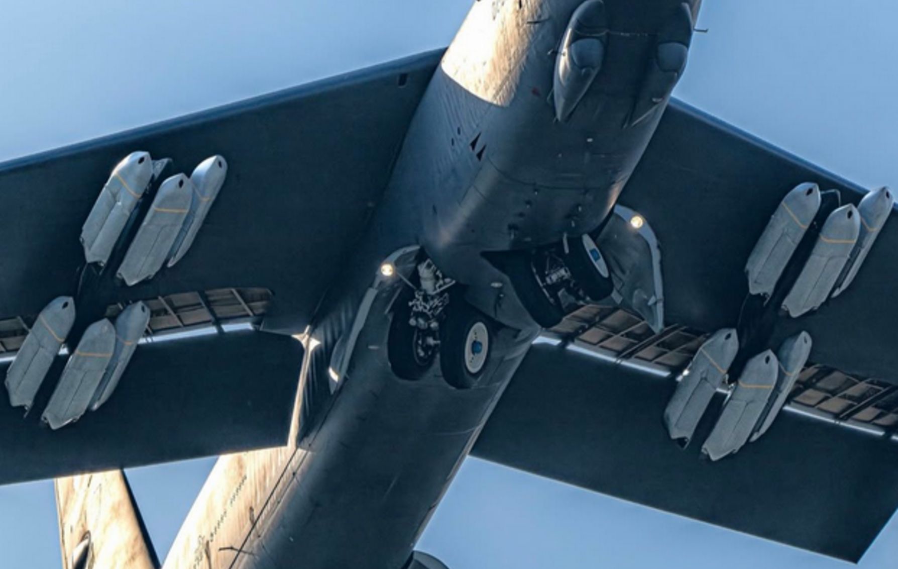 Spojrzeli pod samolot USA. "Chcieliby, żeby to były bomby"