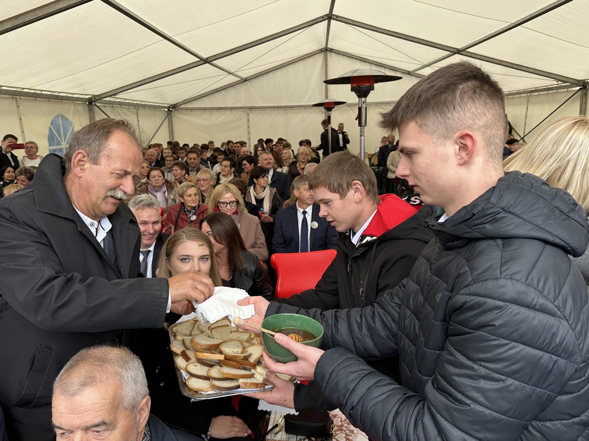 Uczniowie podzieli się chlebem