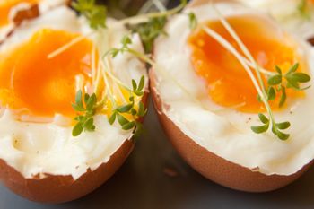 Nigdy nie łącz z nimi jajek. Wzdęcia i złe samopoczucie więcej niż pewne